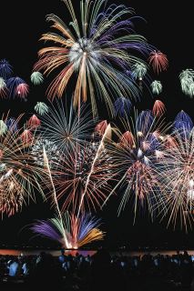 海上から夜空彩る5000発、津花火大会　堤防道路が8年ぶり歩行者天国に
