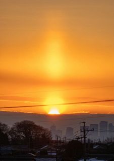 太陽の上 そびえる光柱　東海大橋＜県境のぎふと＞
