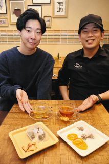 海部公子(あまべきみこ)作 九谷 色絵 陶板画 木通(アケビ) 海部公子(あま