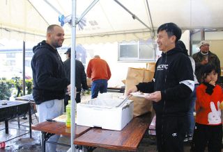 多国籍の住民、イベントで顔なじみに　各世帯に配られた米1袋、ちょっとしたもめ事に