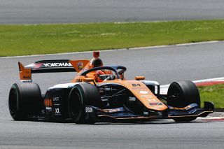 ナオト・インティライミさんがサーキットでライブ、角田の走りに大興奮