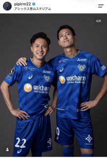 ◇戸塚優斗、表彰式で感極まる…【写真】：中日スポーツ・東京中日スポーツ