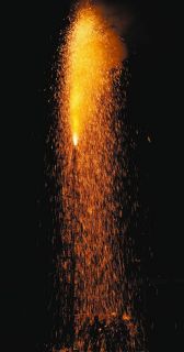 静寂の境内に降り注ぐ火の粉　阿智村・下清内路で秋季祭典、手作り花火奉納