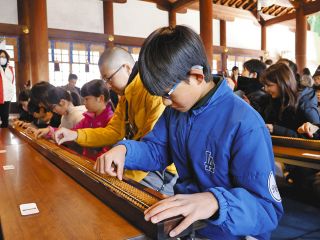 ウマく計算できるかな？　一宮・真清田神社、3・8メートルのそろばんで大会