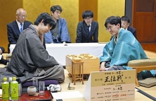 将棋の扇子 愛知県瀬戸市出身の藤井聡太さん初戴冠記念グッズ 史上最 