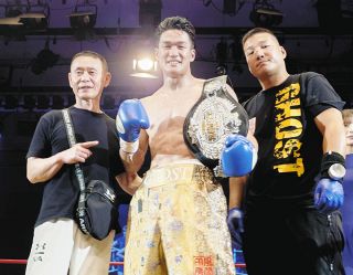 22歳・岡本恭佑、ジム初の日本王者！ ベルト巻いてもらった会長も嗚咽