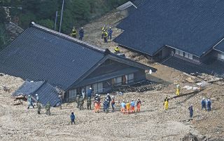 ぬかるみが行く手はばむ　能登豪雨、道路寸断の孤立集落でも不明者を捜索