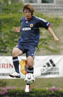 スリーボタンにポロシャツ型のクラシックモデル 日本サッカー協会創立