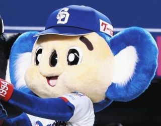 中日・上林誠知、ピンク！！ リストバンド・マスコットバット