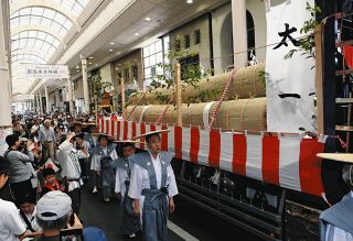 【動画】心ひとつに綱引いて　式年遷宮のご神木、愛知県一宮市で「お木曳」