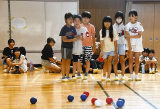 正確なショットにどよめき　武豊・衣浦小でボッチャ選手が授業