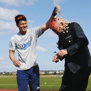 ◆鬼は外！鬼役の小田幸平さんに豆をまく石川昂【写真】