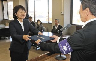 知立市長選挙初当選の石川智子さん「身を粉にして働く」　市役所で当選証書