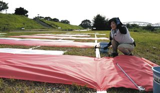 日本でここだけ…夏休み巨大気温グラフ制作の過酷な現場　一宮「猛暑に負けず頑張る」