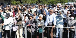 静岡県知事選挙、告示後初の週末　主要３候補、人波求め駅前や商店街で支持訴え