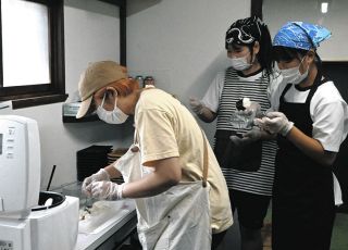 おむすびランチを準備し提供　尾鷲中生4人が米穀店で職場体験