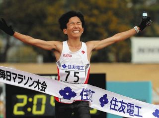 【マラソン】驚異の日本新記録Ｖに「自分が一番びっくり」鈴木健吾が日本人初2時間5分の壁破る　最後の「びわ湖毎日」