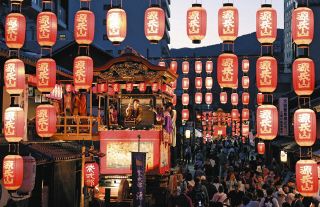 「大津祭」始まる　豪華な曳山が市内巡行、幻想的な宵宮も