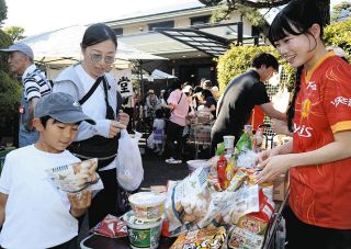 「おすそわけの心」広がる　子ども食堂・バロー・グランパスが協力し物資配布