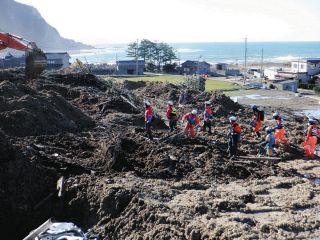 緊急消防援助県大隊報告　雨・雪に救助阻まれ、手作業で地道に捜索