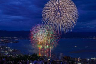 【動画・写真特集】諏訪湖と夜空彩る諏訪湖祭湖上花火大会　平和願い77回目の開催