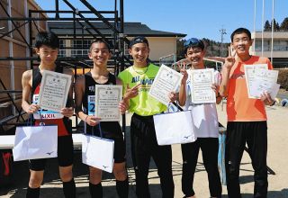 中学生活のラストランで1位になった橋本さん（中）たち＝恵那市明智町で