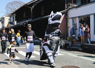 仮装した選手も大会を盛り上げた＝恵那市明智町で
