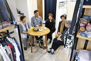 衣料品店に響く笑い声、三重県津市の山川洋服　時代に合わせて店も商品も新しく