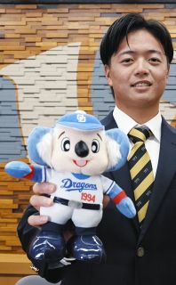 中日1位ルーキー・金丸夢斗、2軍キャンプで初ブルペン ボール