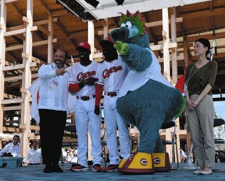 関西万博にカープ・アカデミーの練習生2人が”登板”　来場者と撮影会　35年にわたるドミニカとの縁