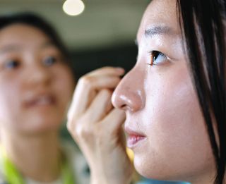 一重まぶたの人がメークを楽しむコスメブランド、きっかけは親友の二重整形　高校生起業家が企画