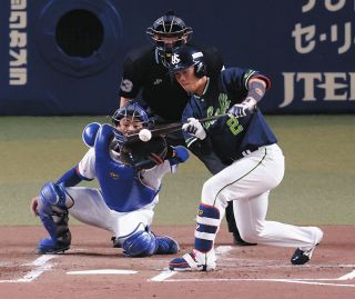 ロッテ】岡大海の逆転サヨナラ弾バットをプレゼント 殊勲の一発で折れ