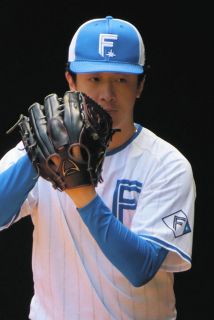 DeNA元監督・中畑清さん、背番号「70」で始球式 「本当に多くの歓声