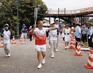 みんなで盛り上げよう聖火リレー、計8自治体で実施【6日のランナーの集合写真・動画】