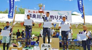 牛島さん初Ｖ　郡上杯争奪アユ釣り大会　岐阜県郡上市・長良川