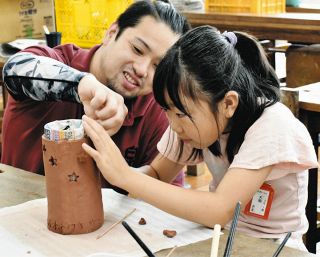 土岐・泉西小で陶器のランプシェード作り　市制70周年事業で並べる