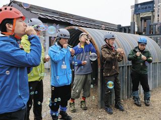 御嶽山噴火から12年を前に思い交錯　遺族ら慰霊登山、シャボン玉飛ばし黙とう
