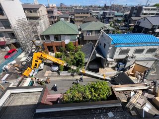 名古屋・西区の住宅建築現場でクレーンが倒れ道路ふさぐ　電柱倒れ一時1770戸停電