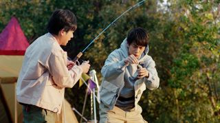 嵐・二宮和也とKAT-TUN中丸雄一、仲良く釣りを楽しみ「キモチONだ!WONDA!」を表現