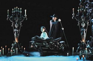 劇団四季「オペラ座の怪人」重さ約４００キロの豪華なシャンデリアが新調　東京で７年ぶりの上演