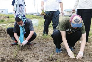 畑で苗植え安全に農業　岐阜県瑞穂市の団体 福祉と融合、活動の輪広げる