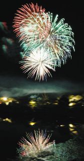 夜空と水面を彩る2000発　恵那納涼水上花火