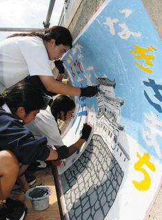 津なぎさまち彩るウエルカム絵画を生徒が制作　東橋内中学校・鈴木先生の発案が実現