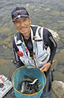 湖産アユ好追い　岐阜・益田川上流漁協管内