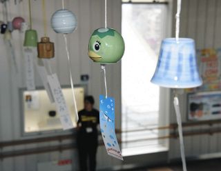 クール！うながっぱの視線　多治見駅などに風鈴並ぶ