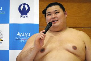 奇策で翔猿が白鵬に初挑戦、組まず距離を取るが投げ飛ばされる【大相撲