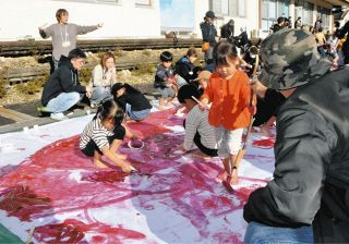 名作絵本の世界を五感で楽しむ　「中津川ジャンボリー」に親子50組