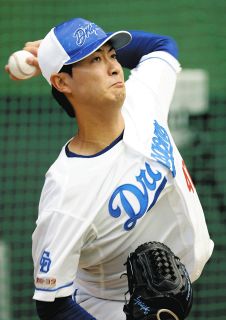 中日1位ルーキー・金丸夢斗、2軍キャンプで初ブルペン ボール