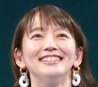 吉岡里帆、純白レースのロングドレス姿に「真っ白な妖精さんの 吉岡里帆、純白レースのロングドレス姿に「真っ白な妖精さんの