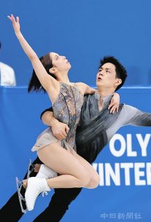 ペアフリーで演技する三浦璃来選手（左）と木原龍一選手＝ミラノで
